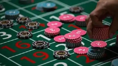 Roda European Roulette xgore dengan 37 angka dan dealer langsung di studio multi-kamera
